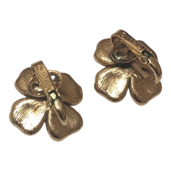 Vintage Crown Trifari Gold‎ Tone Flower Clip On Earrings Textured Floral Jewelry - Picture 3 of 4